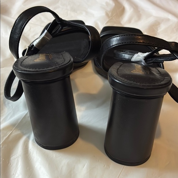 Elegant Black Strappy Heels - Picture 6 of 7